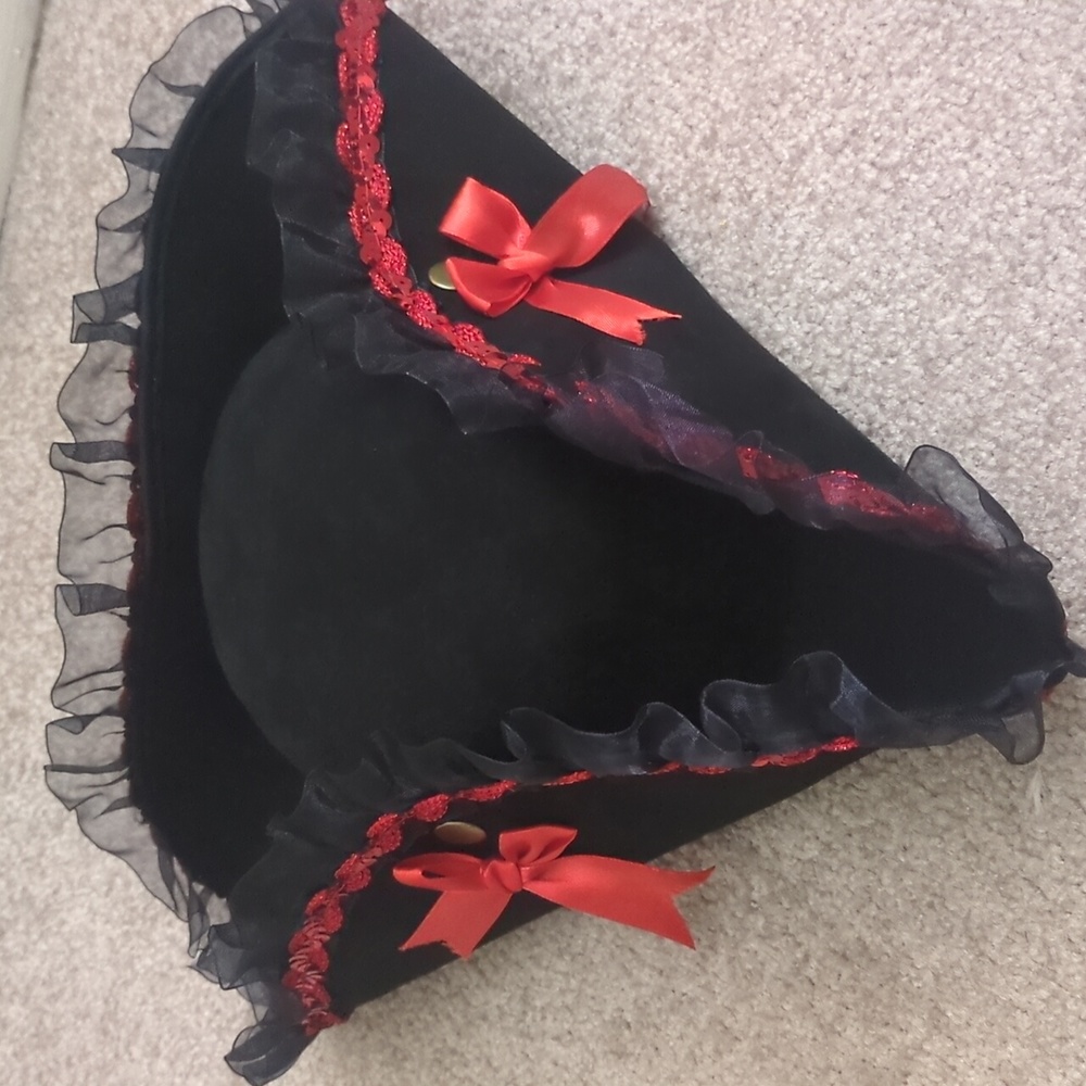 Black & red hat